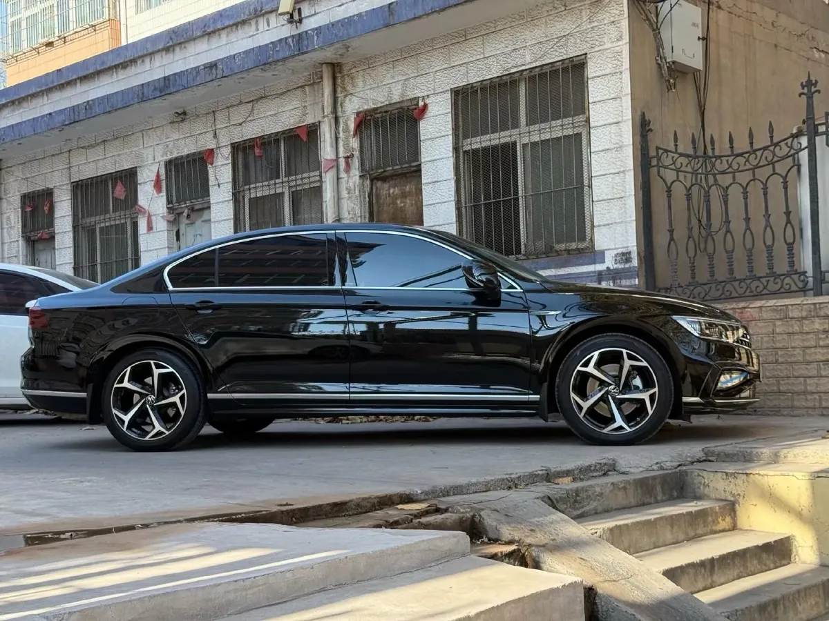 2025 Volkswagen Magotan 2.0T 186HP L4 7DCT,autocango,china used car exporter,china ev exporter,chinese used car exporter,chinese used ev exporter