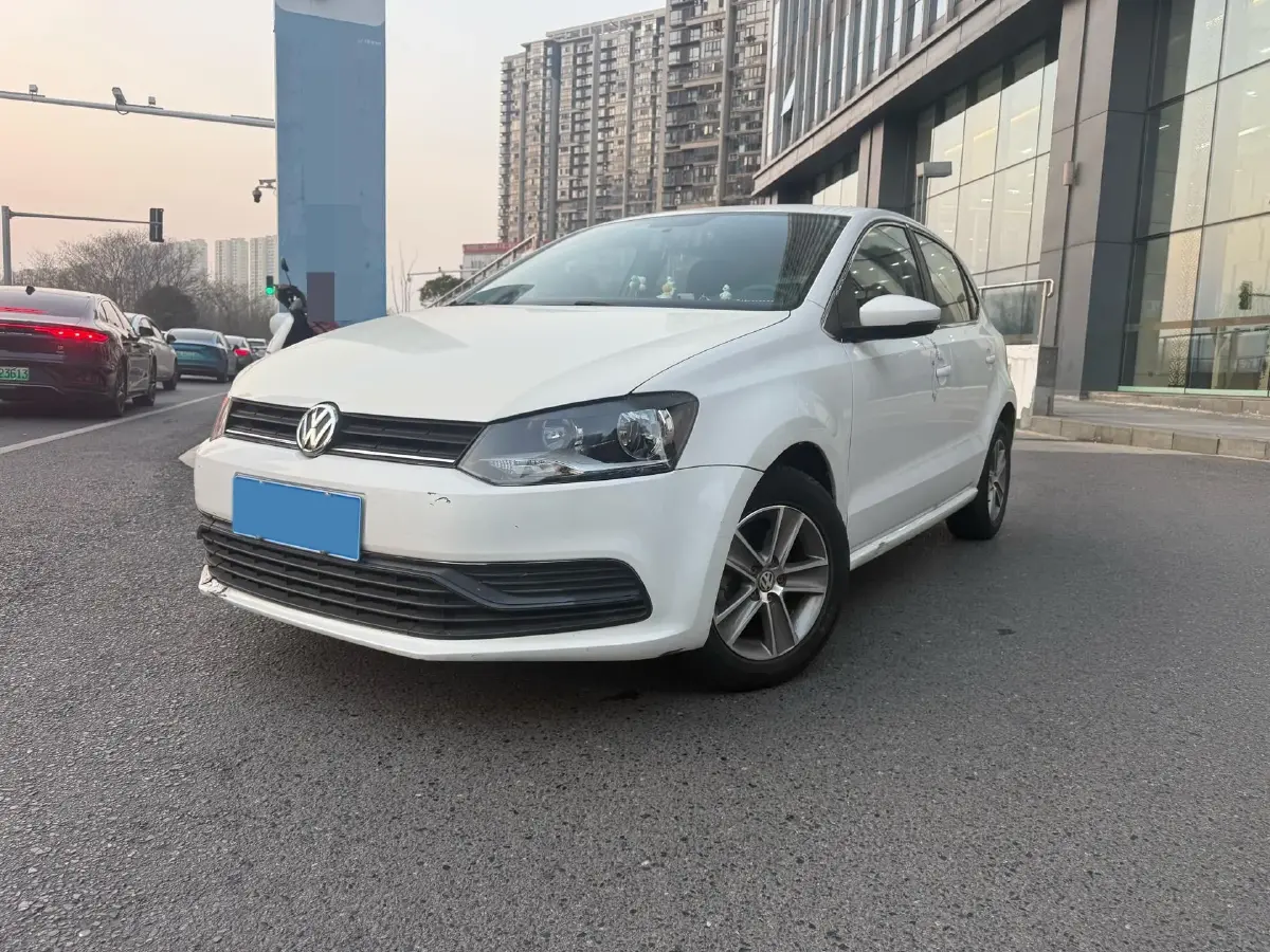 2016 Volkswagen Polo 1.4L 90HP L4 6AT