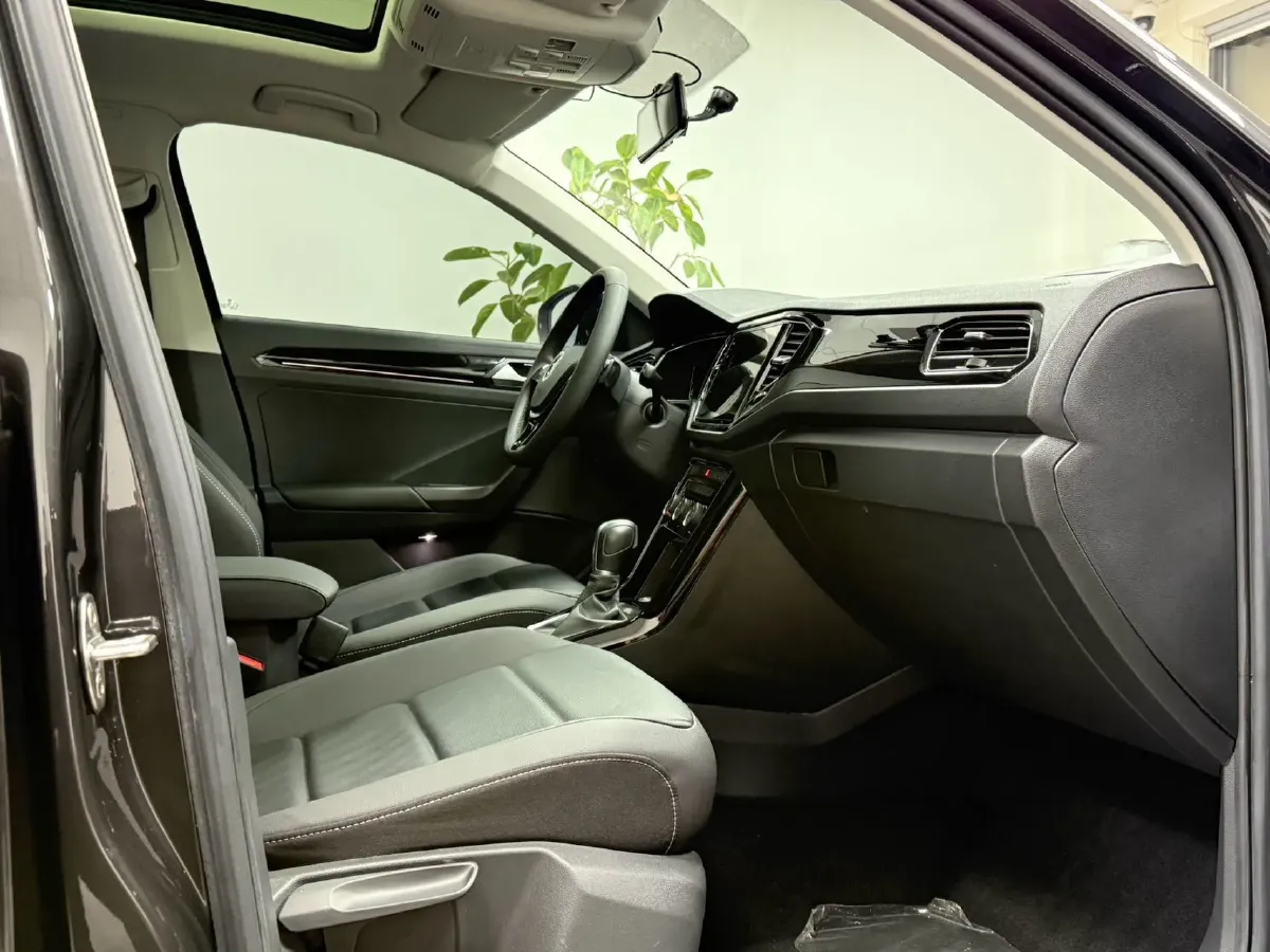 2022 Volkswagen T-Roc 1.4T 150HP L4 7DCT,autocango,china used car exporter,china ev exporter,chinese used car exporter,chinese used ev exporter