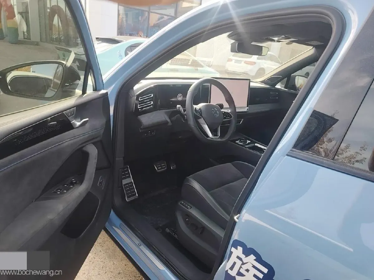 2024 Volkswagen Tiguan L 2.0T 220HP L4 7DCT,autocango,china used car exporter,china ev exporter,chinese used car exporter,chinese used ev exporter