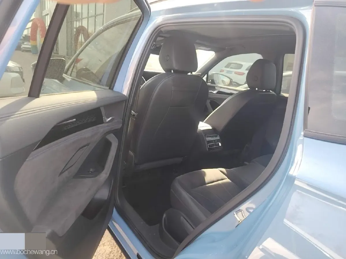 2024 Volkswagen Tiguan L 2.0T 220HP L4 7DCT,autocango,china used car exporter,china ev exporter,chinese used car exporter,chinese used ev exporter