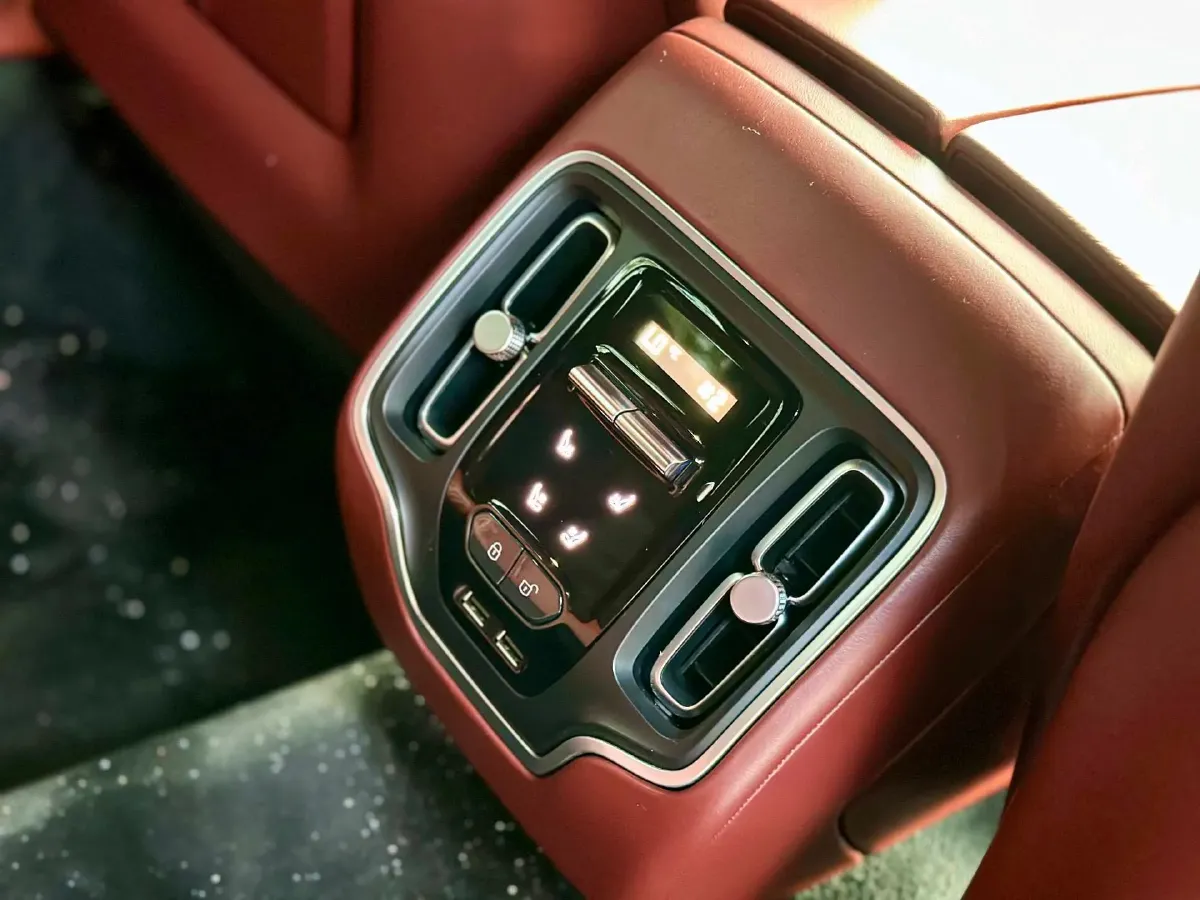 2020 Aston Martin DBX 4.0T 550HP V8 9AT,autocango,china used car exporter,china ev exporter,chinese used car exporter,chinese used ev exporter