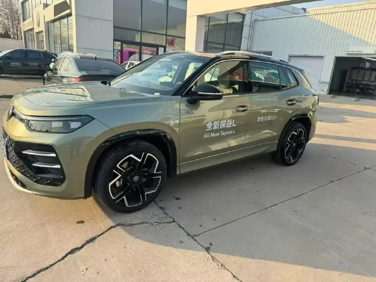 2025 Volkswagen Tayron 2.0T 220HP L4 7DCT