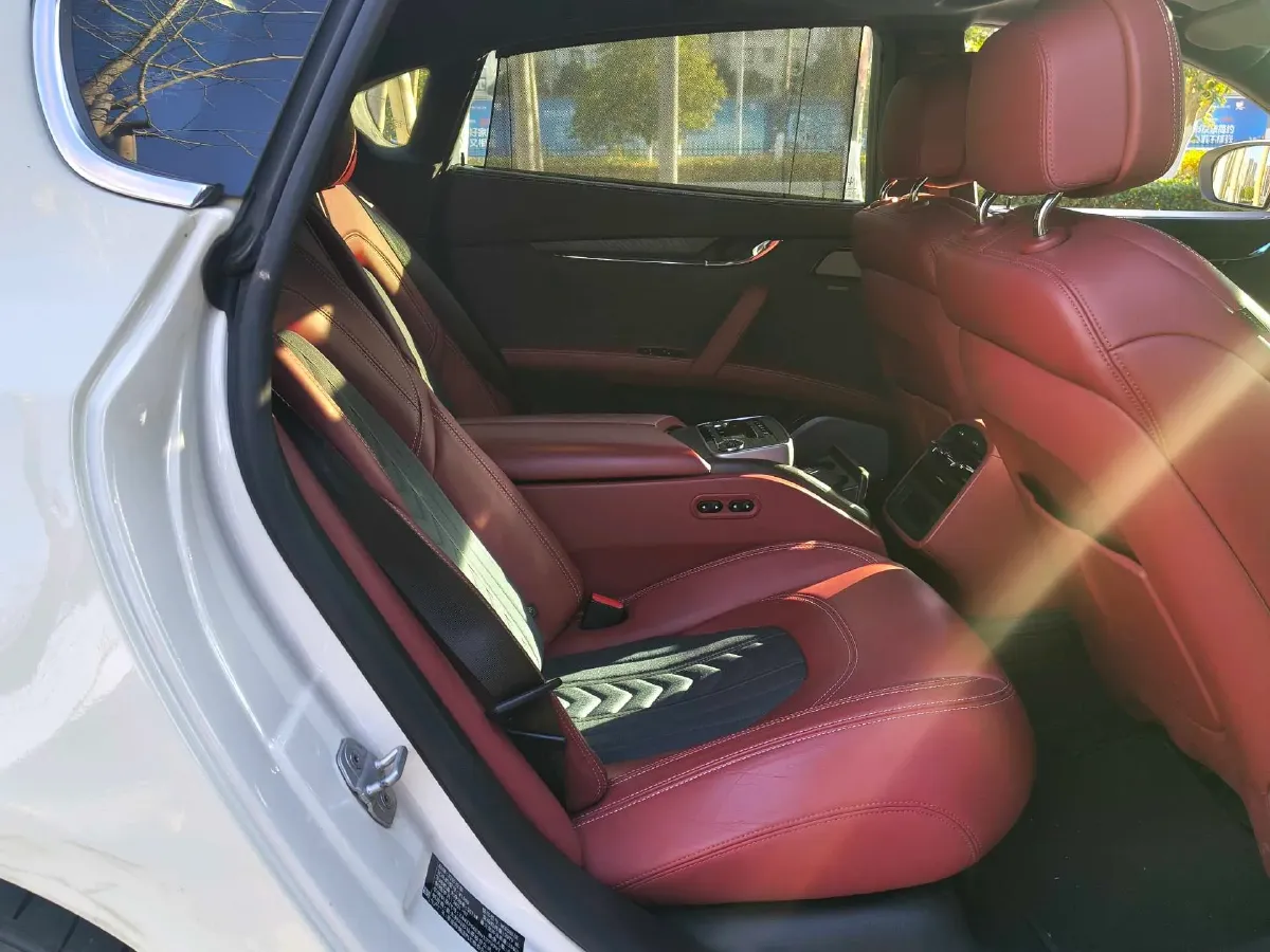 2022 Maserati Quattroporte 3.0T 350HP V6 8AT,autocango,china used car exporter,china ev exporter,chinese used car exporter,chinese used ev exporter