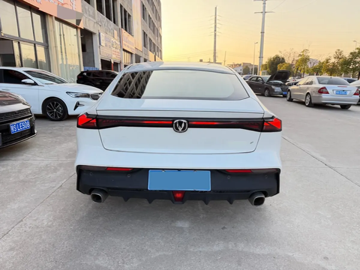 2023 ChangAn UNI-V 1.5T 188HP L4 7DCT,autocango,china used car exporter,china ev exporter,chinese used car exporter,chinese used ev exporter