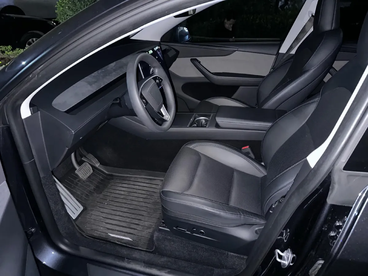 2025 Tesla Model Y BEV 62.5KWH,autocango,china used car exporter,china ev exporter,chinese used car exporter,chinese used ev exporter