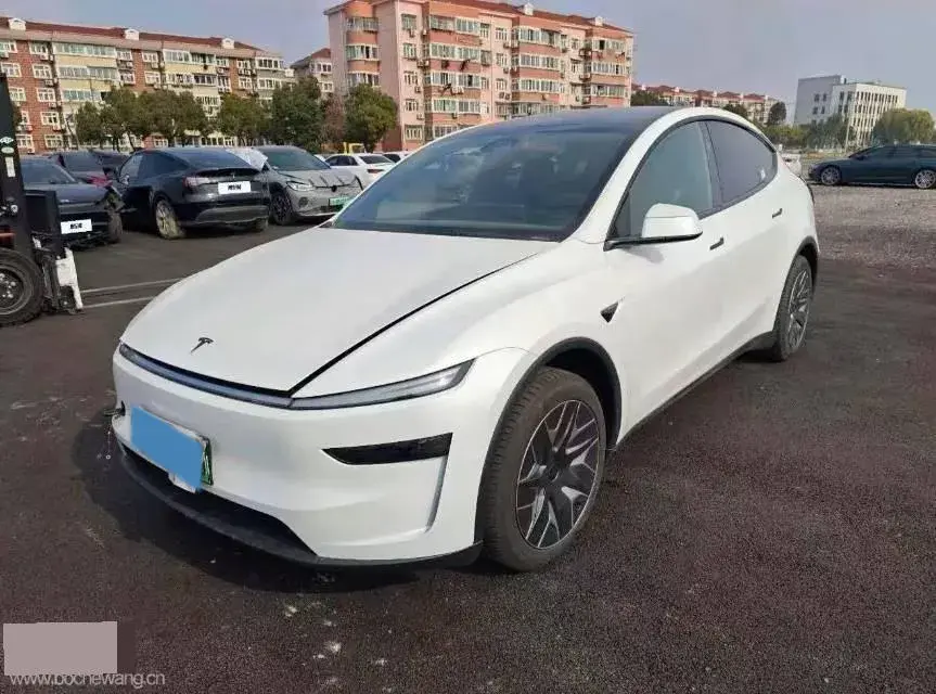 2025 Tesla Model Y L BEV