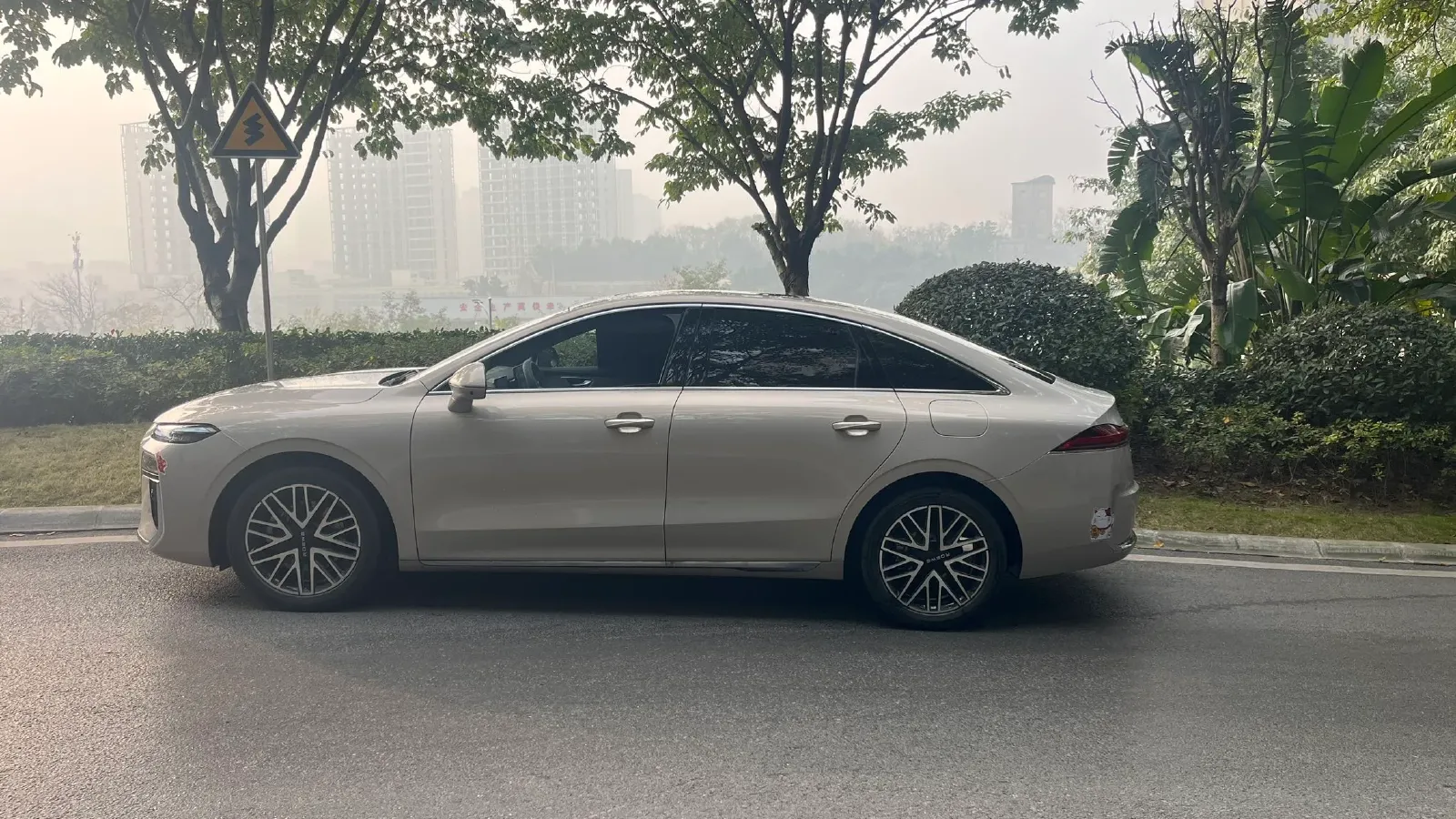 2025 Roewe M7 DMH 1.5L 112HP L4 1DHT PHEV,autocango,china used car exporter,china ev exporter,chinese used car exporter,chinese used ev exporter