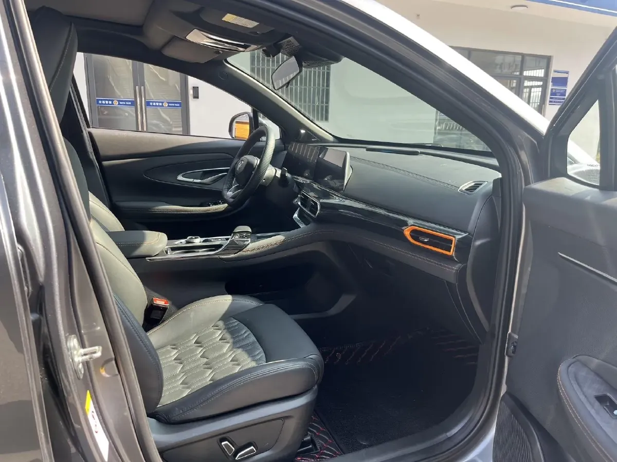 2022 ChangAn UNI-T 1.5T 188HP L4 7DCT,autocango,china used car exporter,china ev exporter,chinese used car exporter,chinese used ev exporter