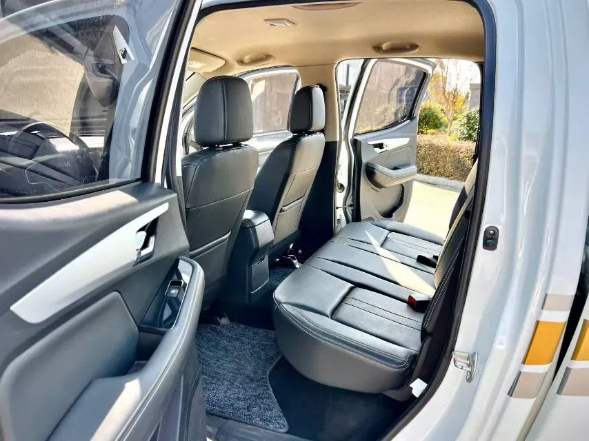 2020 JMC BaoDian 2.5T 140HP L4 5MT,autocango,china used car exporter,china ev exporter,chinese used car exporter,chinese used ev exporter