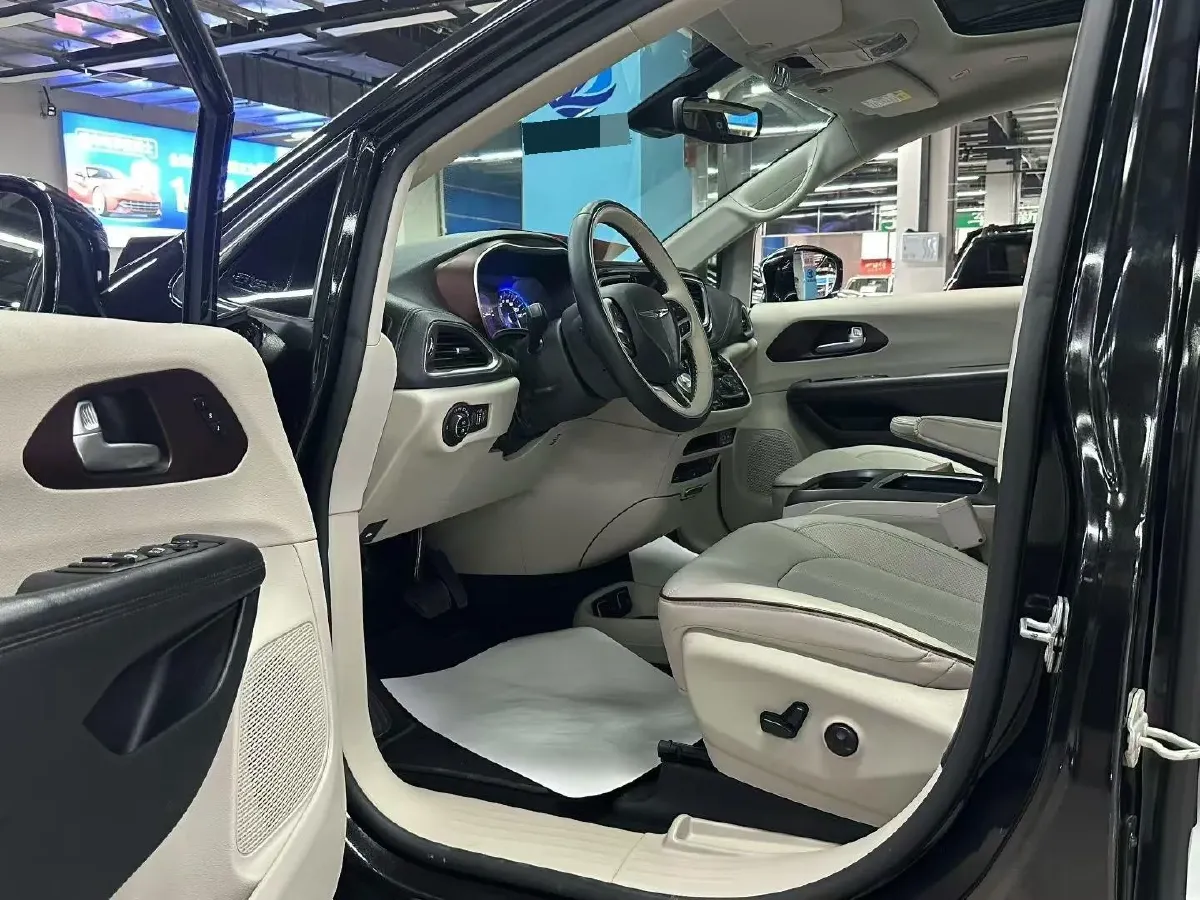 2017 Chrysler Pacifica 3.6L 279HP V6 9AT,autocango,china used car exporter,china ev exporter,chinese used car exporter,chinese used ev exporter