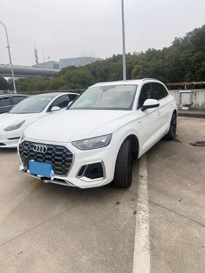 2023 Audi Q5L 2.0T 190HP L4 7DCT,autocango,china used car exporter,china ev exporter,chinese used car exporter,chinese used ev exporter