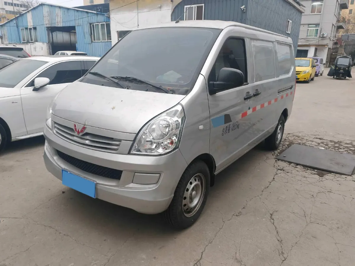2022 WuLing RongGuang S 1.2L 76HP L4 5MT,autocango,china used car exporter,china ev exporter,chinese used car exporter,chinese used ev exporter