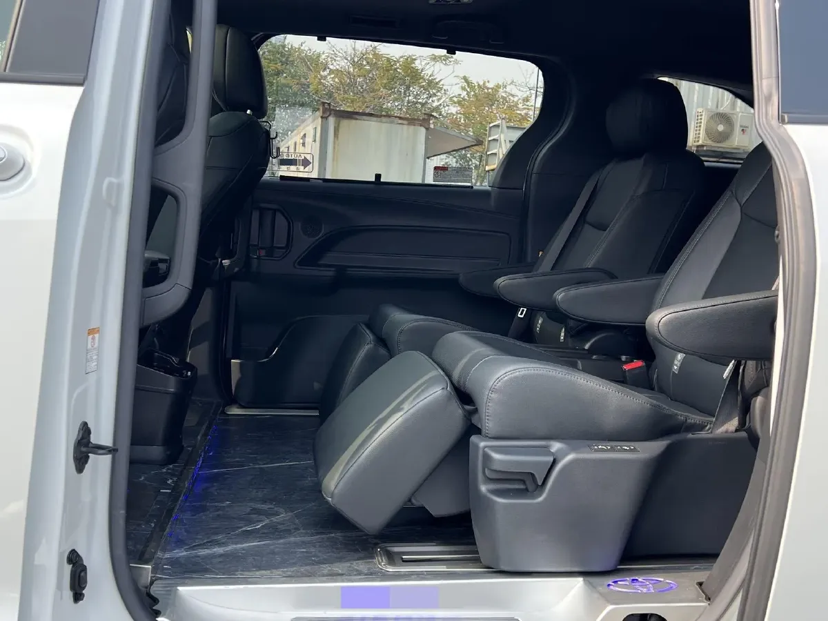 2023 Toyota Sienna 2.5L 189HP L4 E-CVT Hybrid,autocango,china used car exporter,china ev exporter,chinese used car exporter,chinese used ev exporter