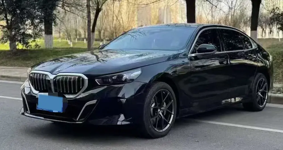 2025 BMW 5 Series 2.0T 258HP L4 8AT