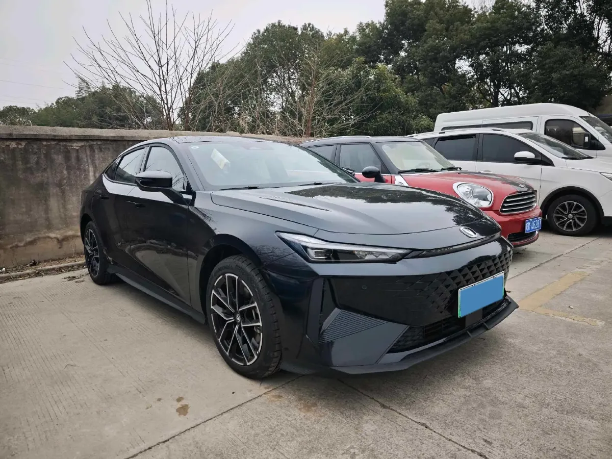 2024 ChangAn UNI-V iDD 1.5L 110HP L4 E-CVT PHEV 18.99KWH,autocango,china used car exporter,china ev exporter,chinese used car exporter,chinese used ev exporter