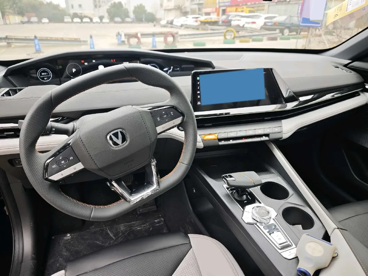 2024 ChangAn UNI-V iDD 1.5L 110HP L4 E-CVT PHEV 18.99KWH,autocango,china used car exporter,china ev exporter,chinese used car exporter,chinese used ev exporter