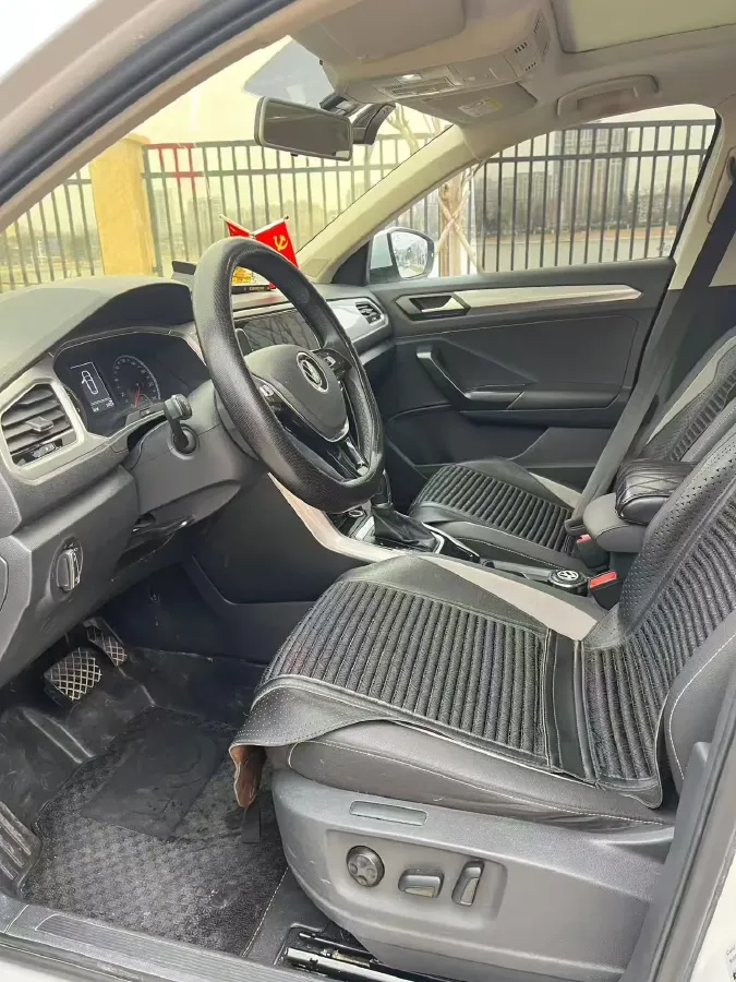 2021 Volkswagen T-Roc 1.4T 150HP L4 7DCT,autocango,china used car exporter,china ev exporter,chinese used car exporter,chinese used ev exporter