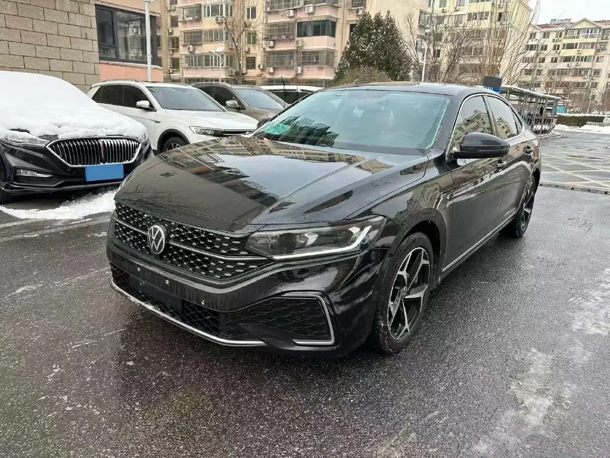 2025 Volkswagen Passat 2.0T 220HP L4 7DCT