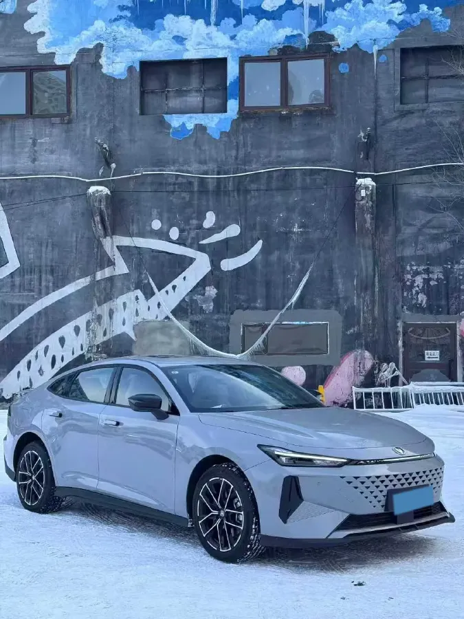 2024 ChangAn UNI-V iDD 1.5L 110HP L4 E-CVT PHEV 18.99KWH,autocango,china used car exporter,china ev exporter,chinese used car exporter,chinese used ev exporter