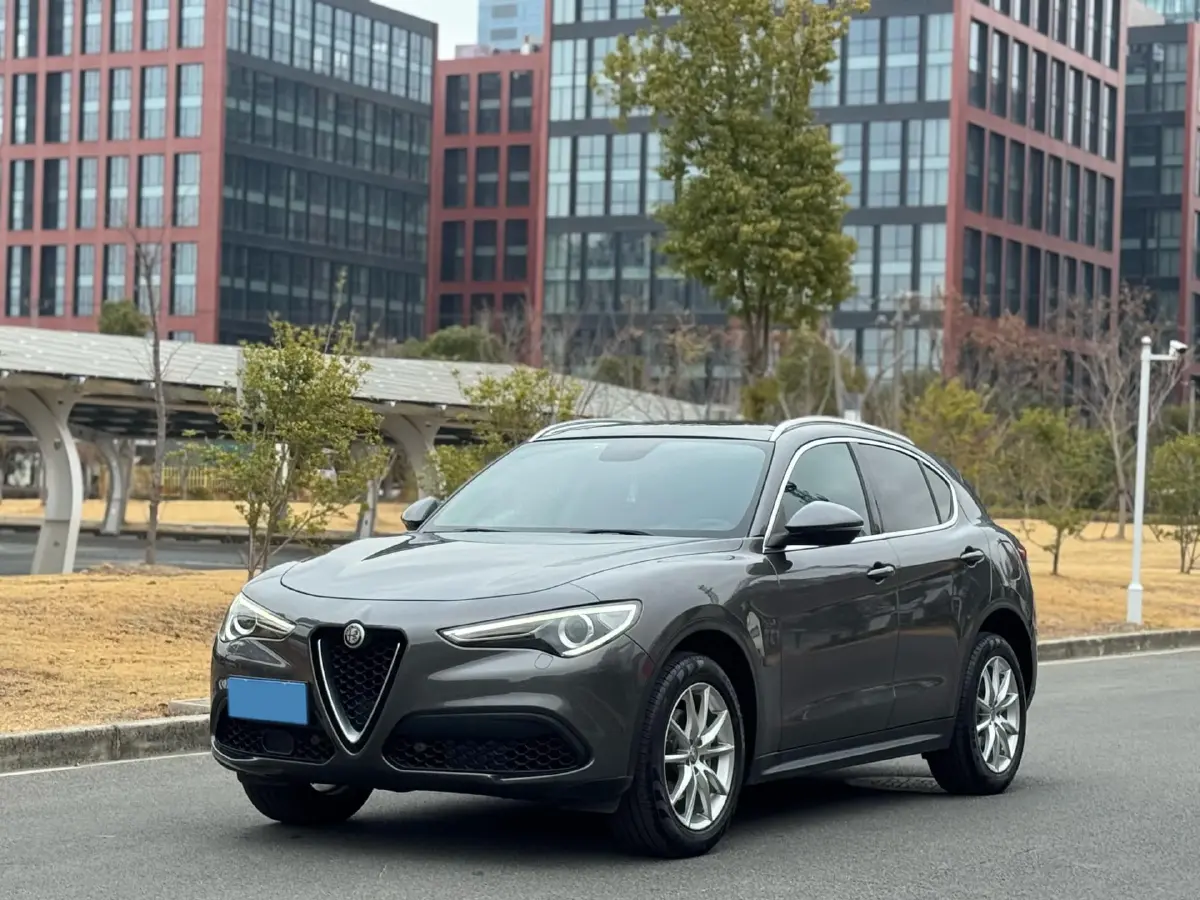 2017 Alfa Romeo Stelvio 2.0T 280HP L4 8AT