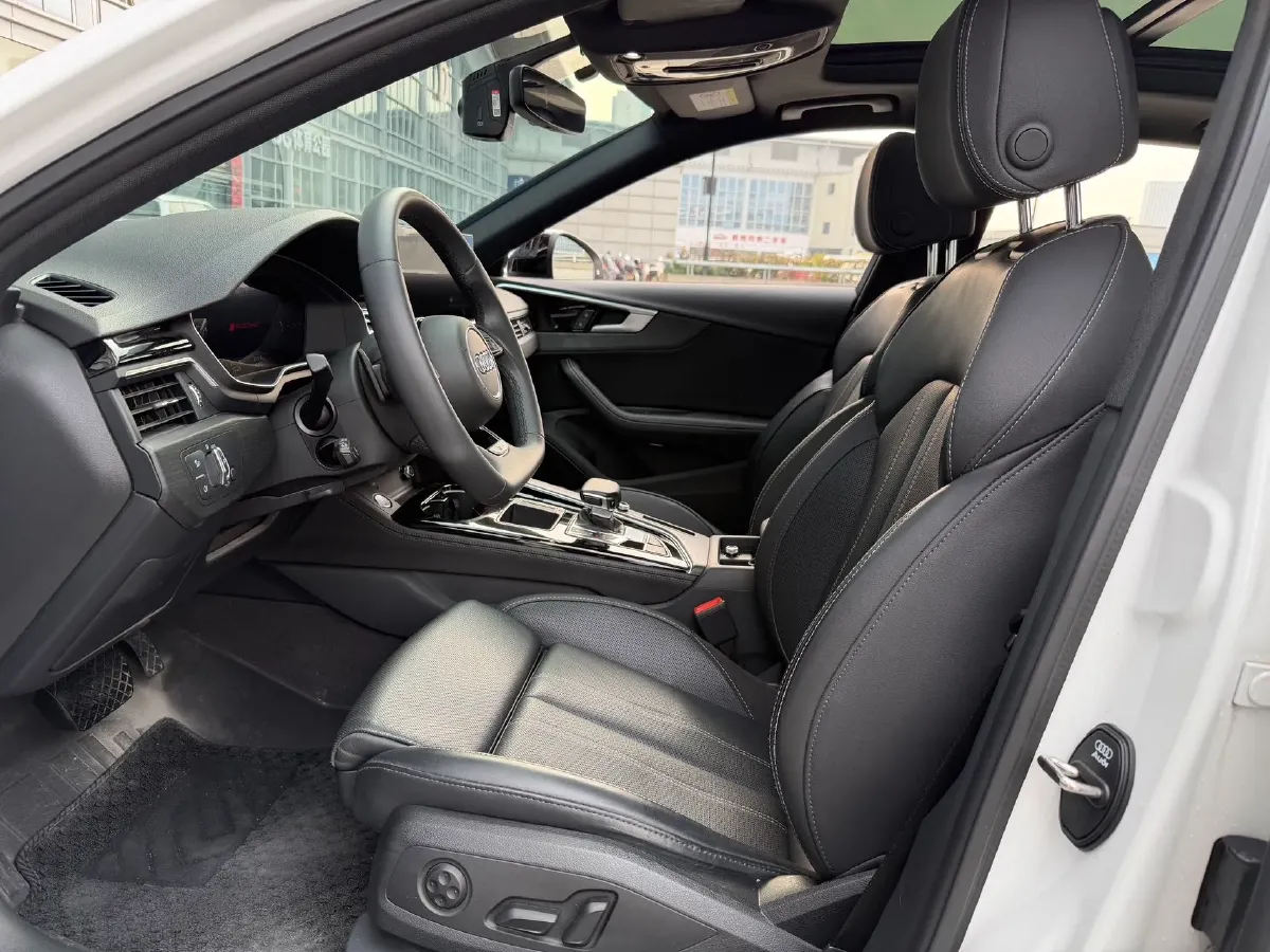 2023 Audi A4L 2.0T 190HP L4 7DCT,autocango,china used car exporter,china ev exporter,chinese used car exporter,chinese used ev exporter