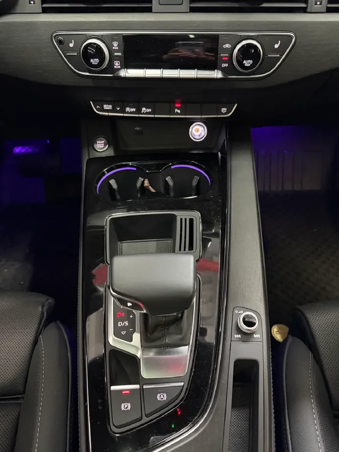 2023 Audi A4L 2.0T 190HP L4 7DCT,autocango,china used car exporter,china ev exporter,chinese used car exporter,chinese used ev exporter