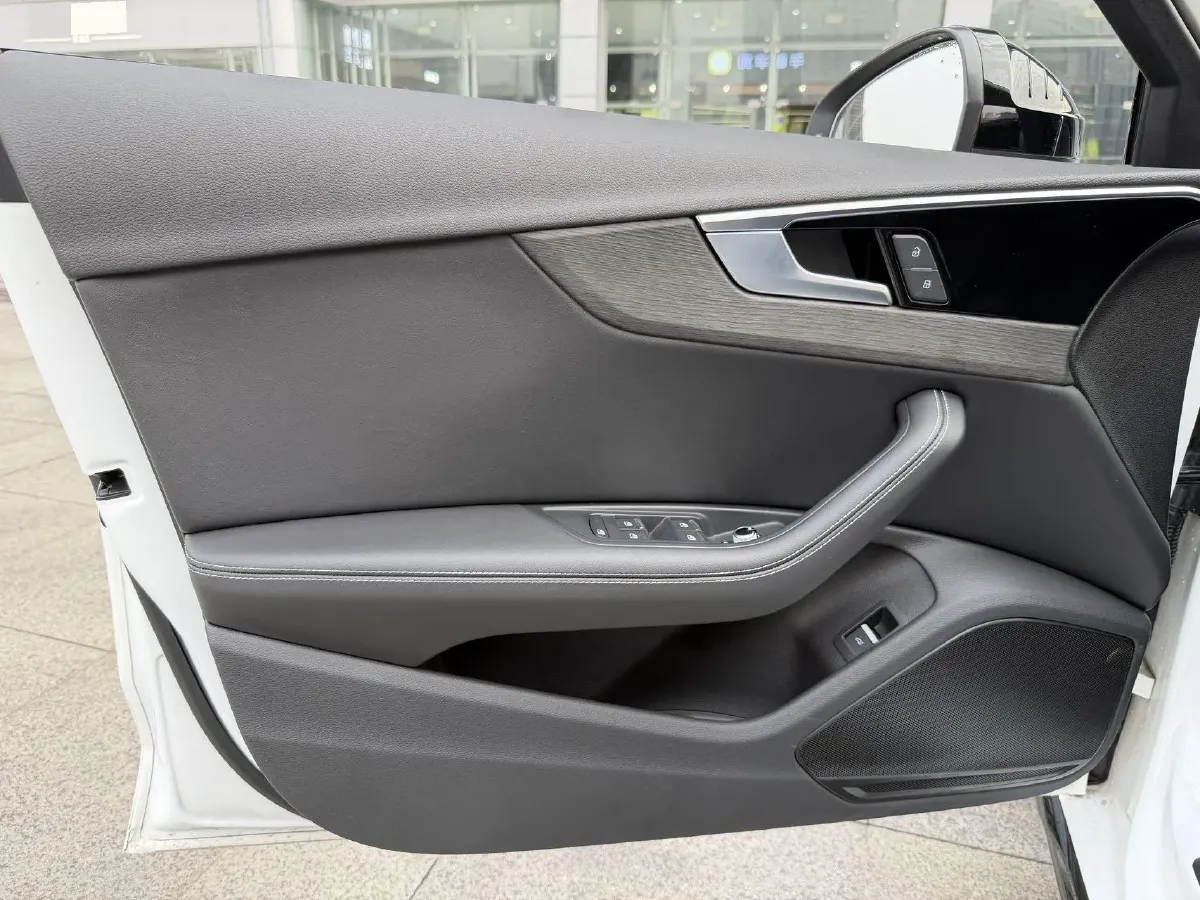 2023 Audi A4L 2.0T 190HP L4 7DCT,autocango,china used car exporter,china ev exporter,chinese used car exporter,chinese used ev exporter