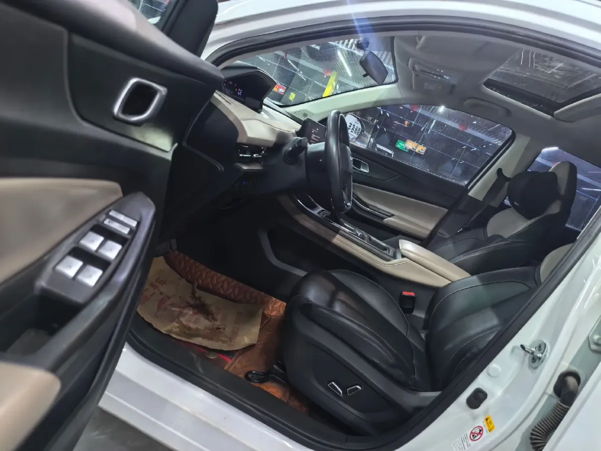 2022 ChangAn UNI-V 1.5T 188HP L4 7DCT,autocango,china used car exporter,china ev exporter,chinese used car exporter,chinese used ev exporter