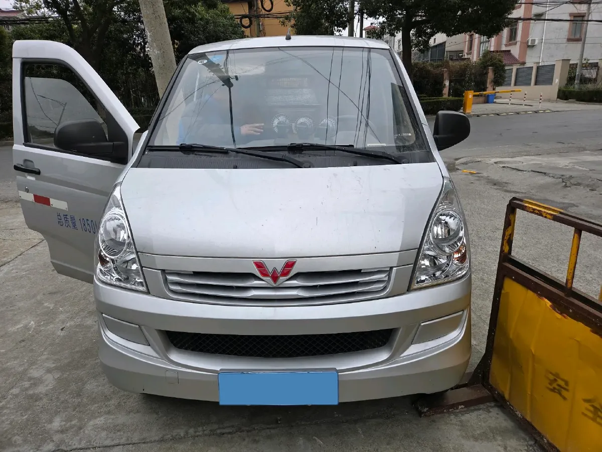 2021 WuLing RongGuang S 1.2L 76HP L4 5MT,autocango,china used car exporter,china ev exporter,chinese used car exporter,chinese used ev exporter