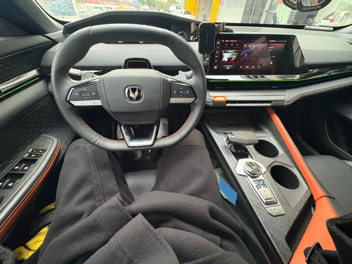 2022 ChangAn UNI-V 1.5T 188HP L4 7DCT,autocango,china used car exporter,china ev exporter,chinese used car exporter,chinese used ev exporter