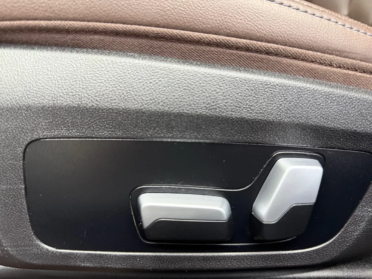 2023 BMW 3 Series 2.0T 156HP L4 8AT,autocango,china used car exporter,china ev exporter,chinese used car exporter,chinese used ev exporter