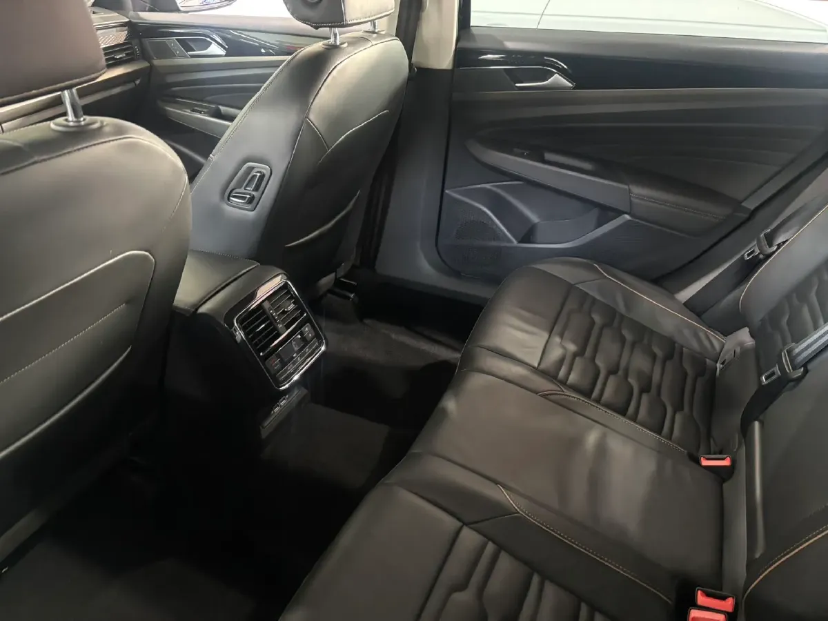 2020 Volkswagen Passat 2.0T 186HP L4 7DCT,autocango,china used car exporter,china ev exporter,chinese used car exporter,chinese used ev exporter