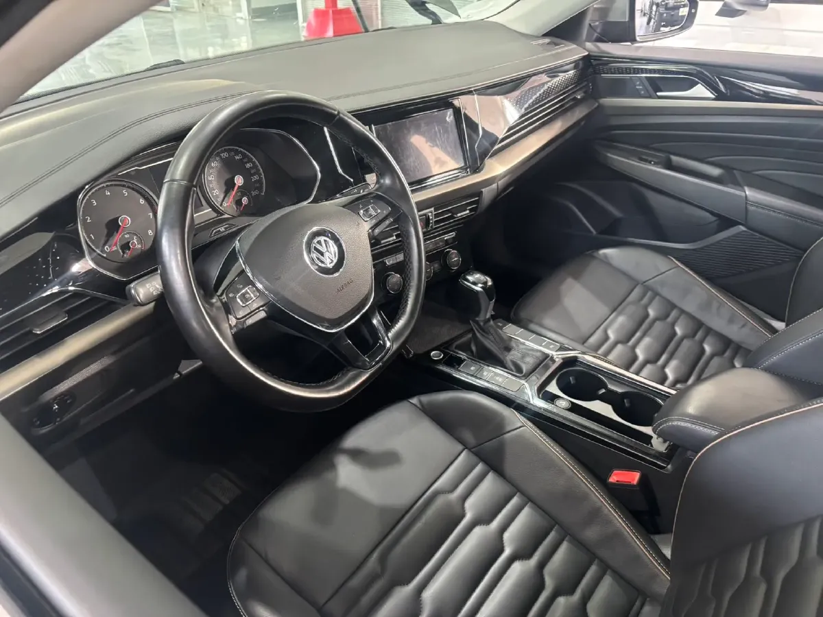 2020 Volkswagen Passat 2.0T 186HP L4 7DCT,autocango,china used car exporter,china ev exporter,chinese used car exporter,chinese used ev exporter