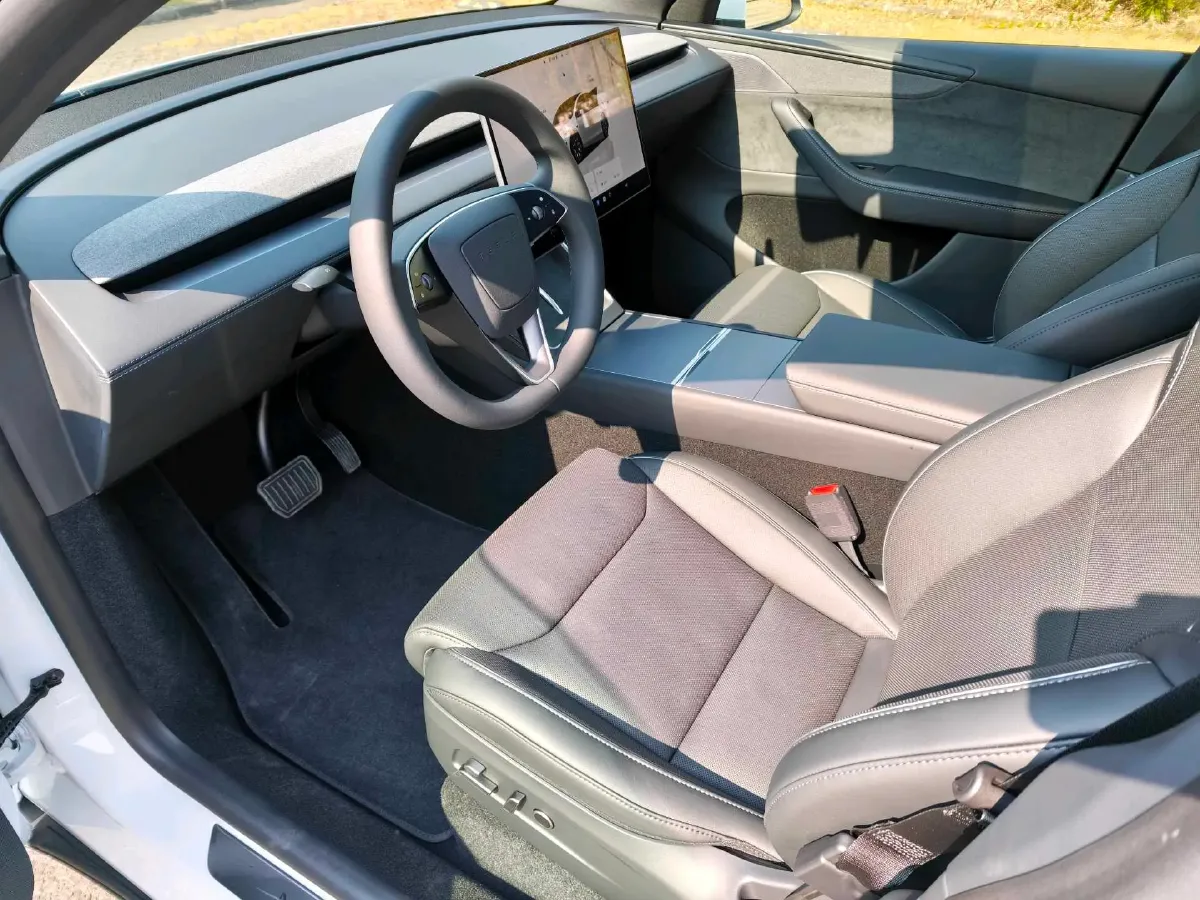 2025 Tesla Model Y L BEV,autocango,china used car exporter,china ev exporter,chinese used car exporter,chinese used ev exporter