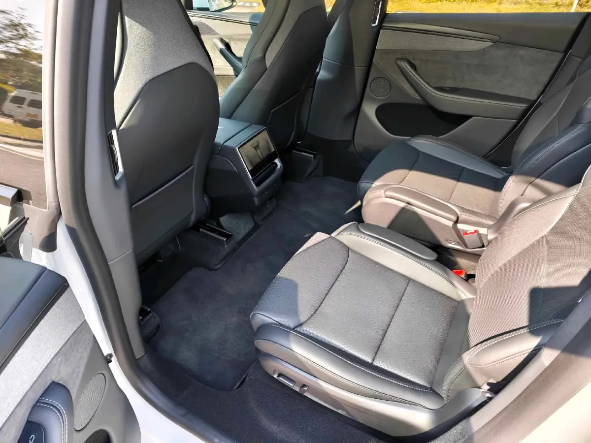 2025 Tesla Model Y L BEV,autocango,china used car exporter,china ev exporter,chinese used car exporter,chinese used ev exporter