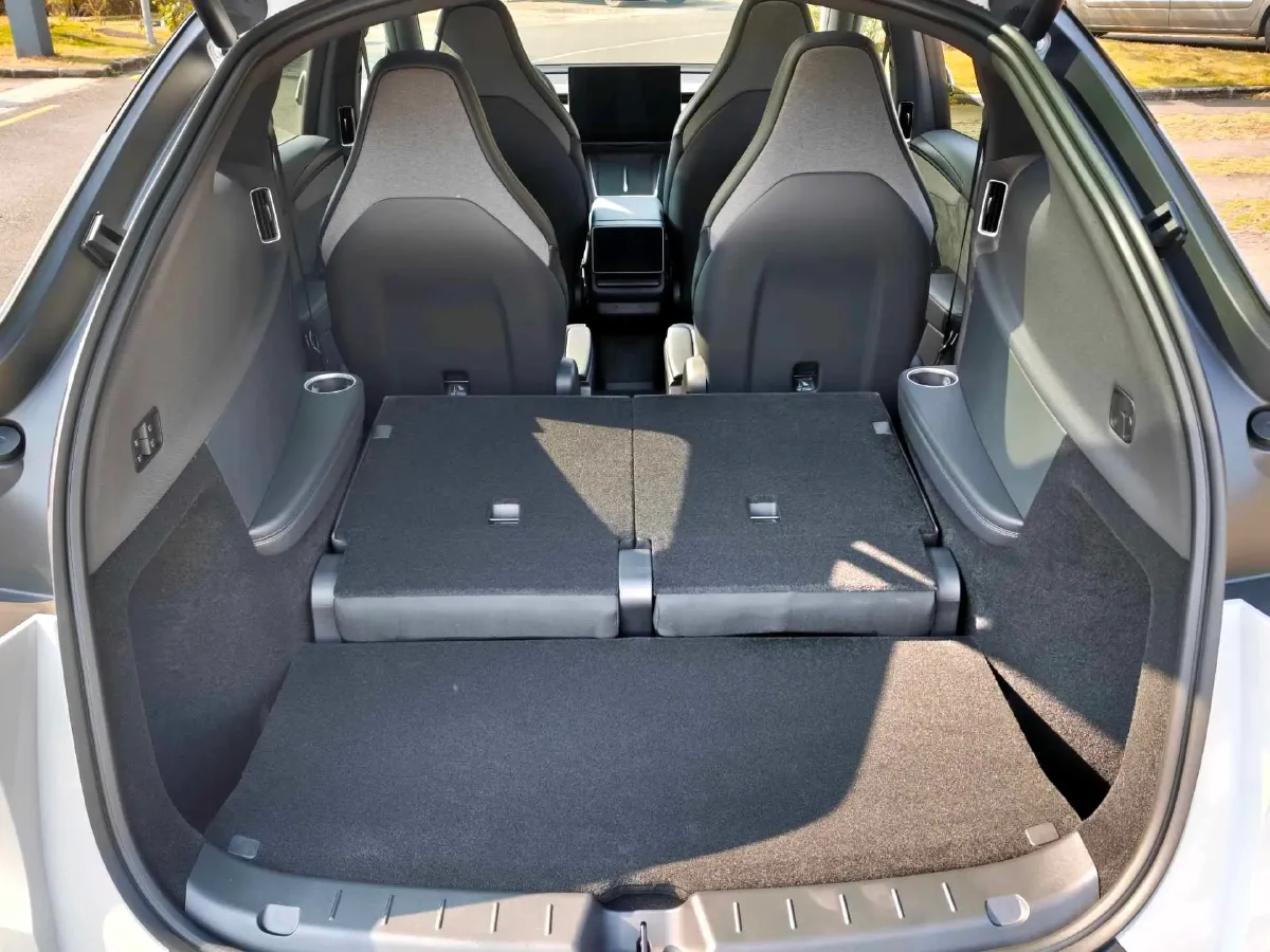 2025 Tesla Model Y L BEV,autocango,china used car exporter,china ev exporter,chinese used car exporter,chinese used ev exporter