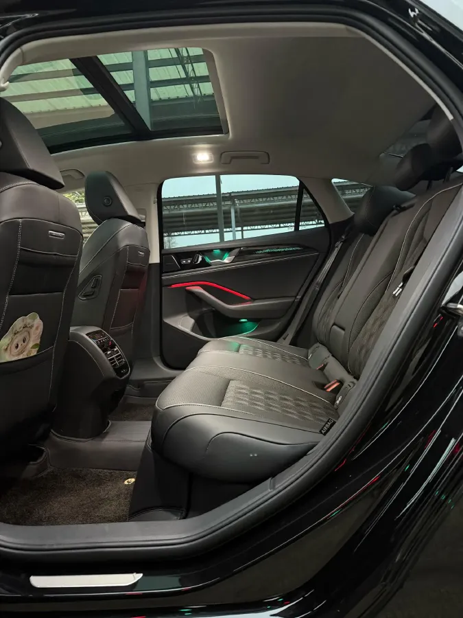 2024 Volkswagen Magotan 2.0T 220HP L4 7DCT,autocango,china used car exporter,china ev exporter,chinese used car exporter,chinese used ev exporter