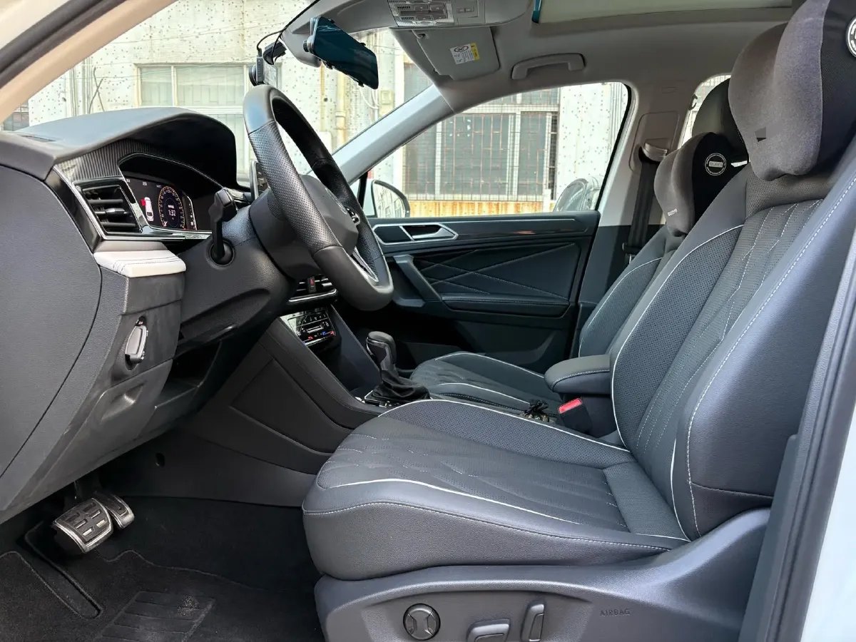 2023 Volkswagen Tiguan L 2.0T 186HP L4 7DCT,autocango,china used car exporter,china ev exporter,chinese used car exporter,chinese used ev exporter