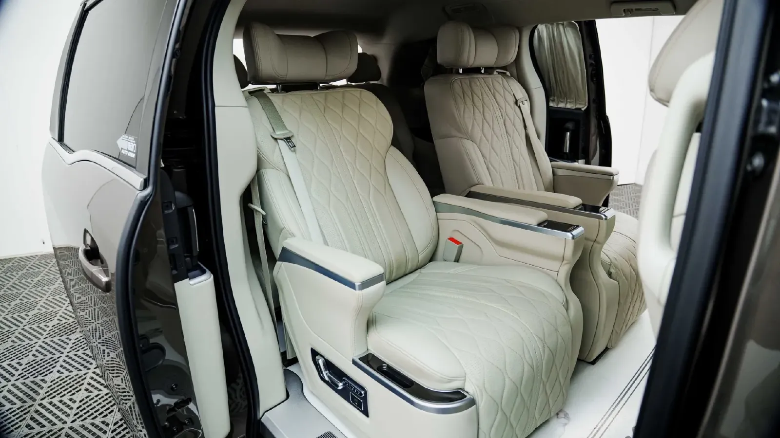 2023 Buick GL8 2.0T 237HP L4 9AT,autocango,china used car exporter,china ev exporter,chinese used car exporter,chinese used ev exporter