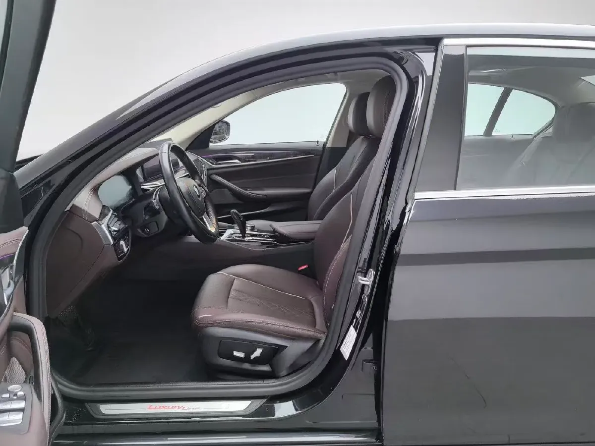 2022 BMW 5 Series 2.0T 184HP L4 8AT,autocango,china used car exporter,china ev exporter,chinese used car exporter,chinese used ev exporter