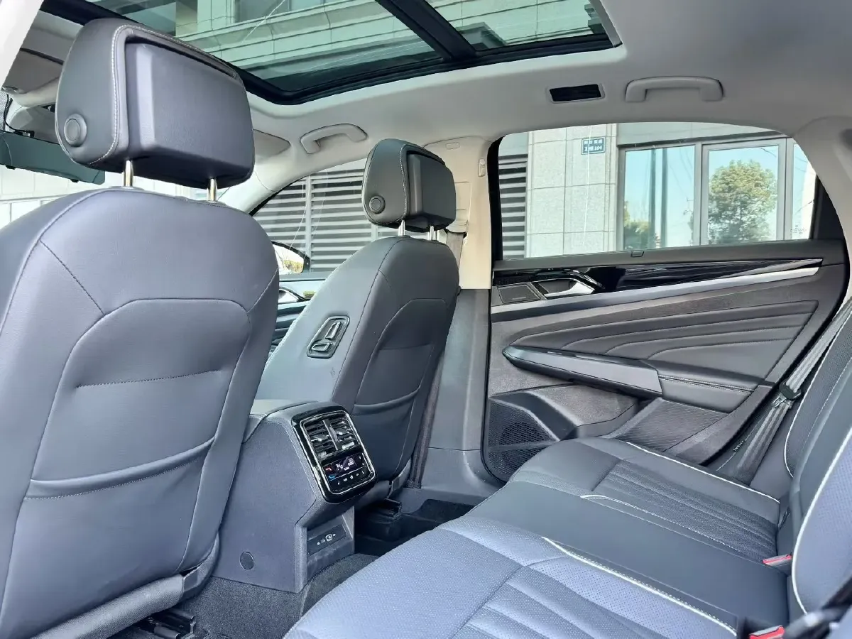 2024 Volkswagen Passat 2.0T 220HP L4 7DCT,autocango,china used car exporter,china ev exporter,chinese used car exporter,chinese used ev exporter