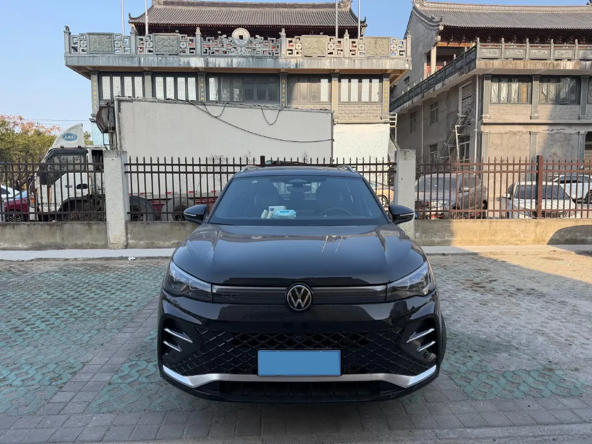 2025 Volkswagen Tiguan L 2.0T 220HP L4 7DCT,autocango,china used car exporter,china ev exporter,chinese used car exporter,chinese used ev exporter