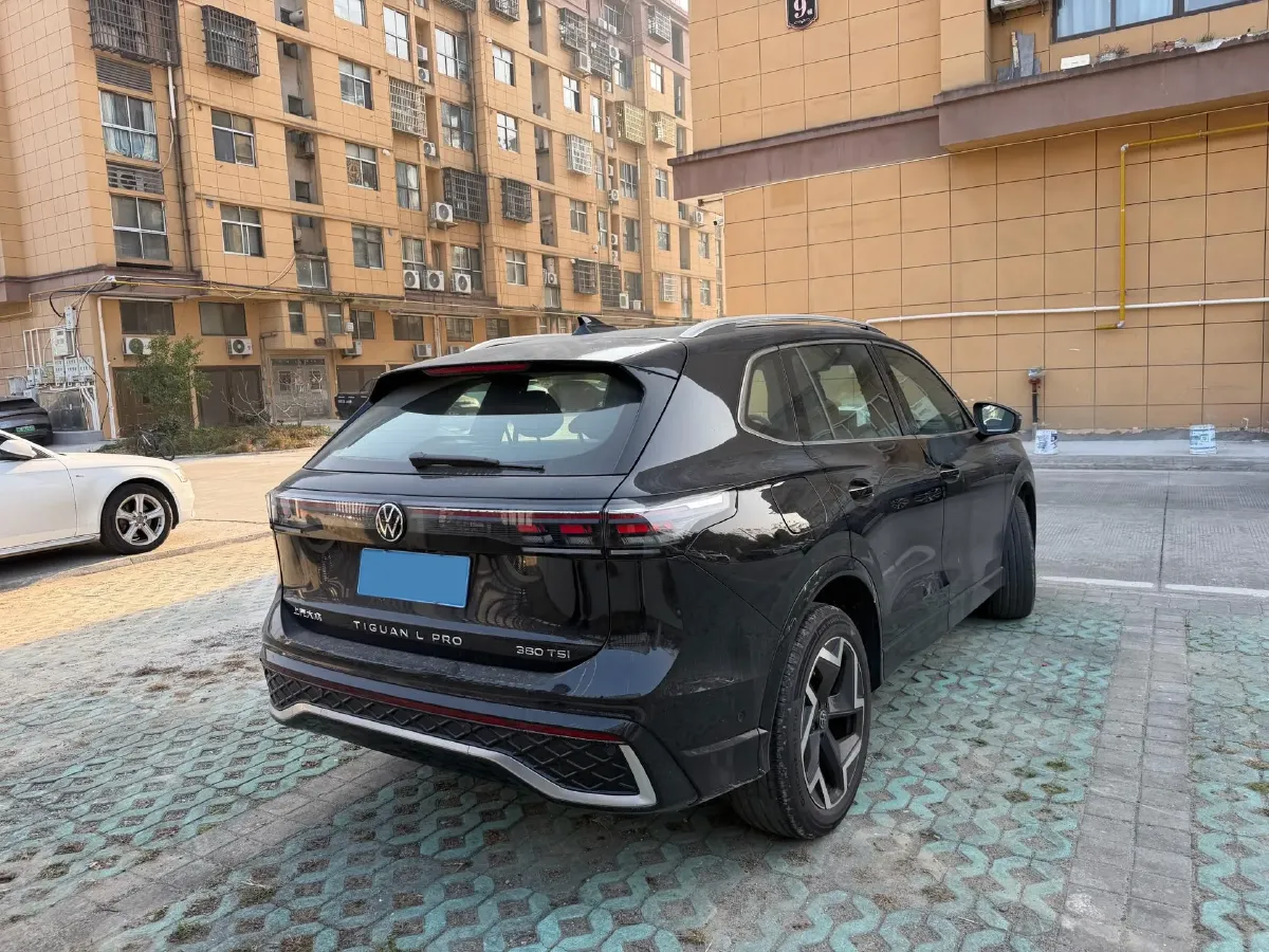 2025 Volkswagen Tiguan L 2.0T 220HP L4 7DCT,autocango,china used car exporter,china ev exporter,chinese used car exporter,chinese used ev exporter