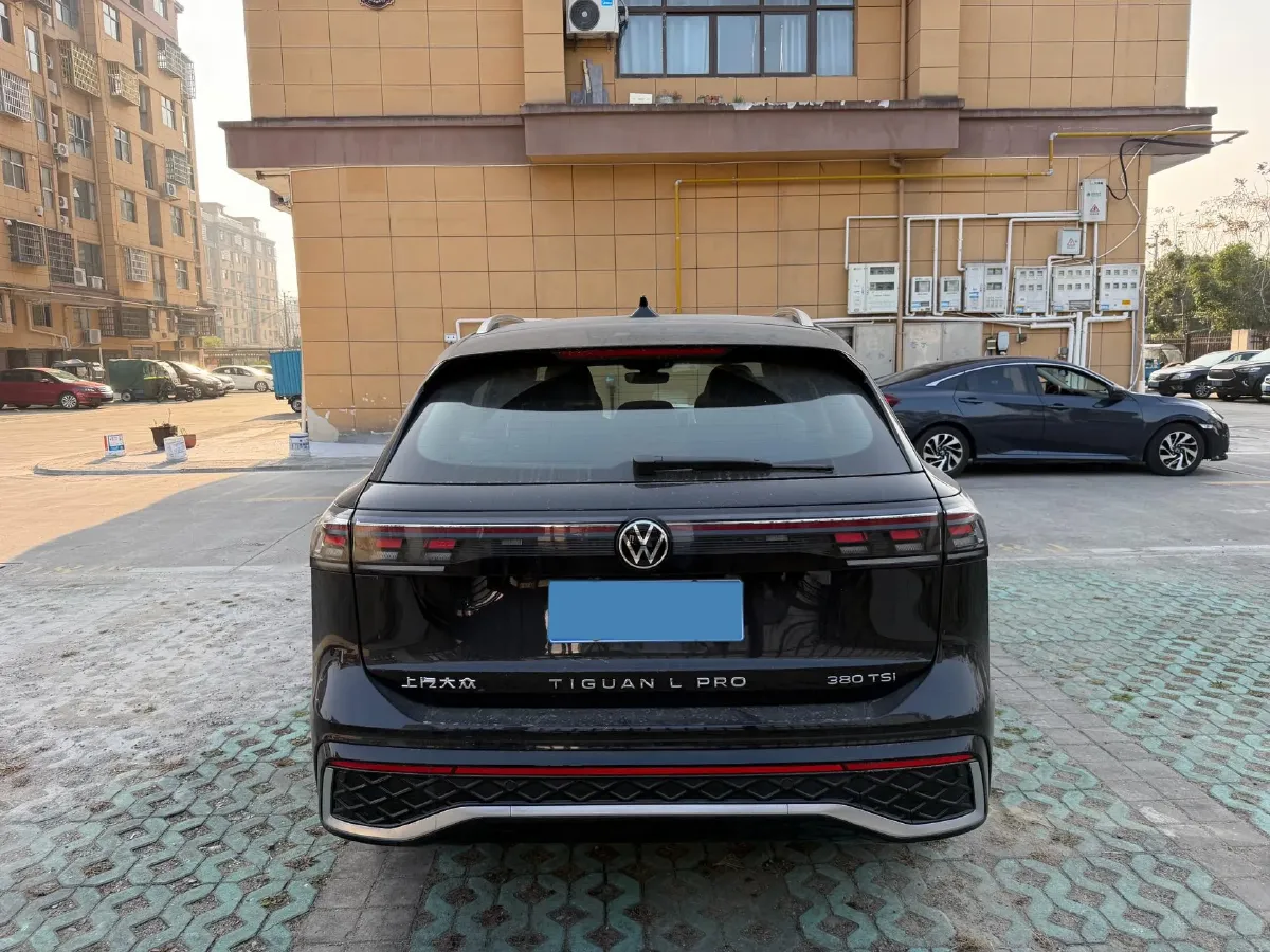 2025 Volkswagen Tiguan L 2.0T 220HP L4 7DCT,autocango,china used car exporter,china ev exporter,chinese used car exporter,chinese used ev exporter