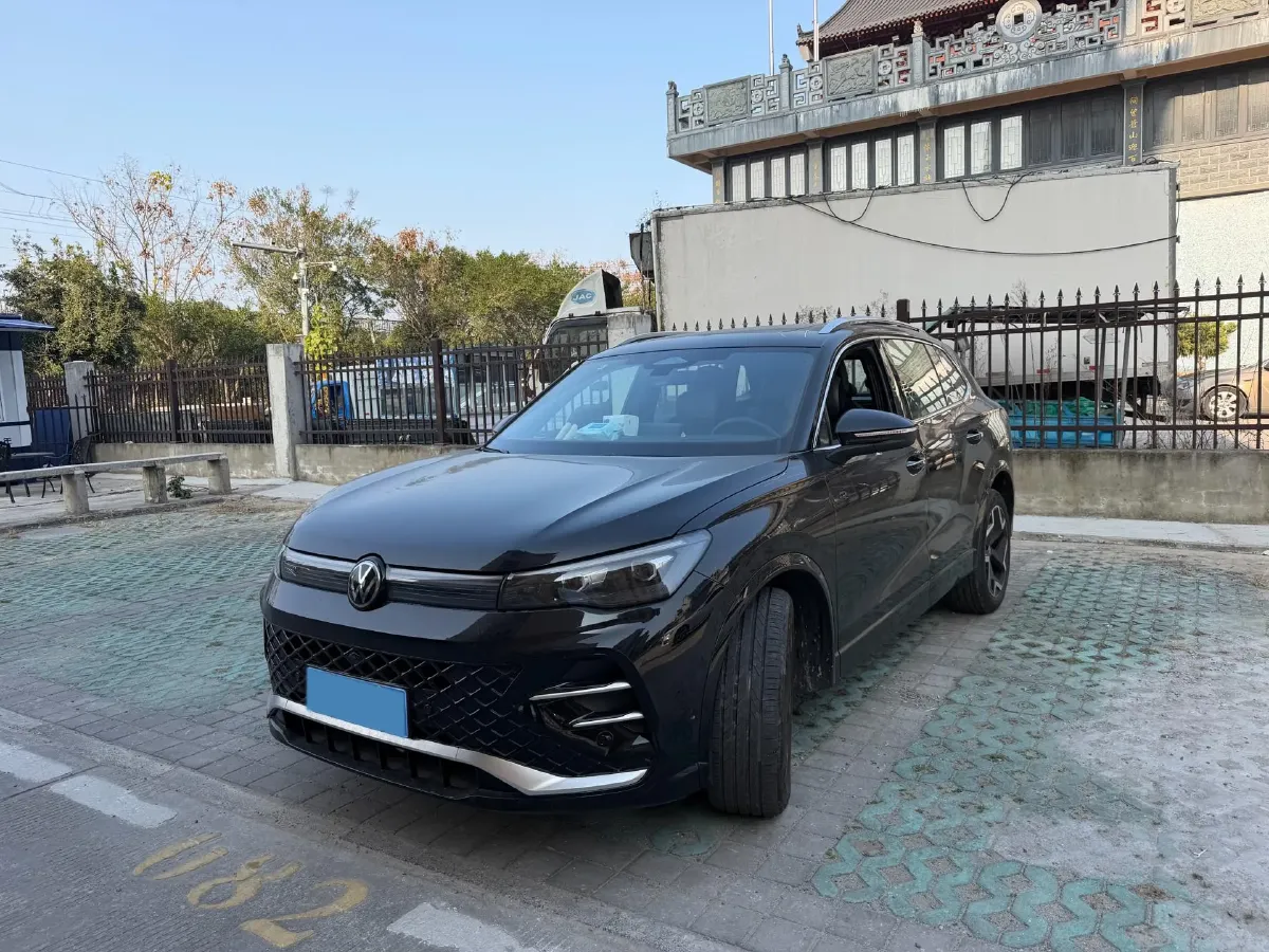 2025 Volkswagen Tiguan L 2.0T 220HP L4 7DCT,autocango,china used car exporter,china ev exporter,chinese used car exporter,chinese used ev exporter