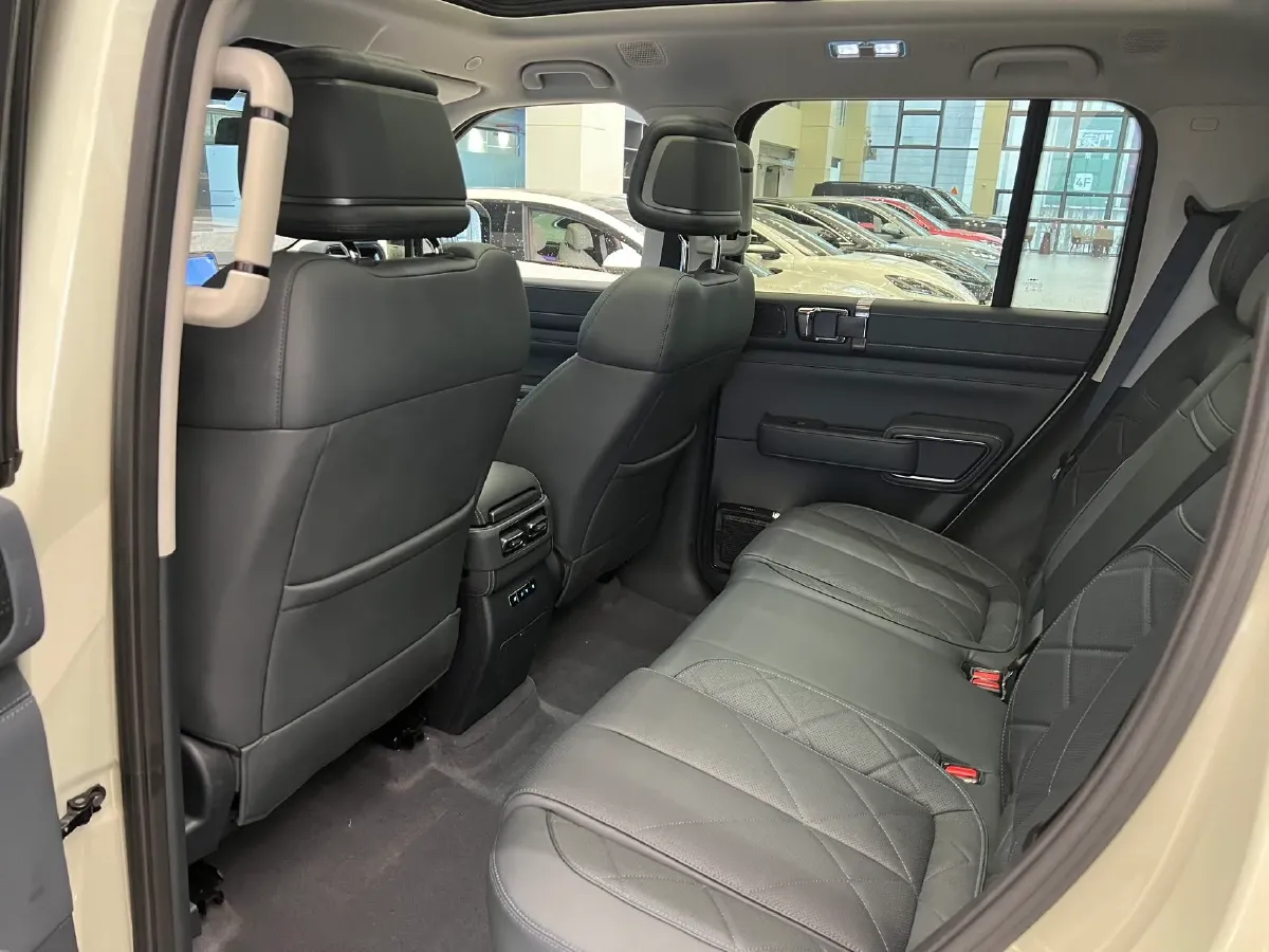 2025 FangChengBao Bao 5 1.5T 194HP L4 E-CVT PHEV 31.8KWH,autocango,china used car exporter,china ev exporter,chinese used car exporter,chinese used ev exporter