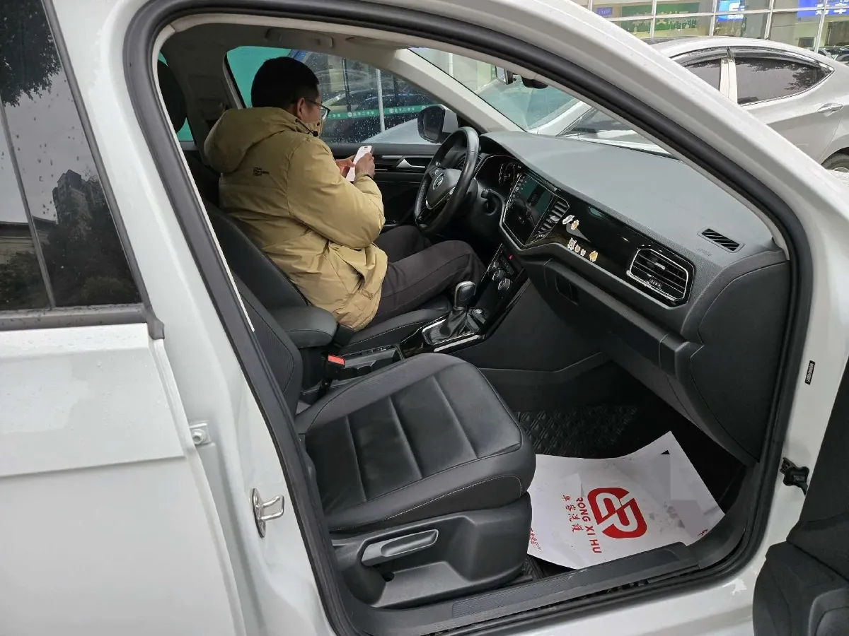 2021 Volkswagen T-Roc 1.4T 150HP L4 7DCT,autocango,china used car exporter,china ev exporter,chinese used car exporter,chinese used ev exporter