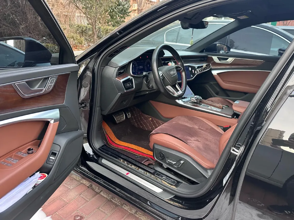 2025 Audi A6L 2.0T 245HP L4 7DCT,autocango,china used car exporter,china ev exporter,chinese used car exporter,chinese used ev exporter