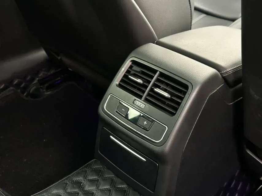 2020 Audi A4L 2.0T 190HP L4 7DCT,autocango,china used car exporter,china ev exporter,chinese used car exporter,chinese used ev exporter